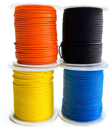 High-performance UHMWPE rope used in marine environments, highlighting its resistance to abrasion, UV, and chemicals.